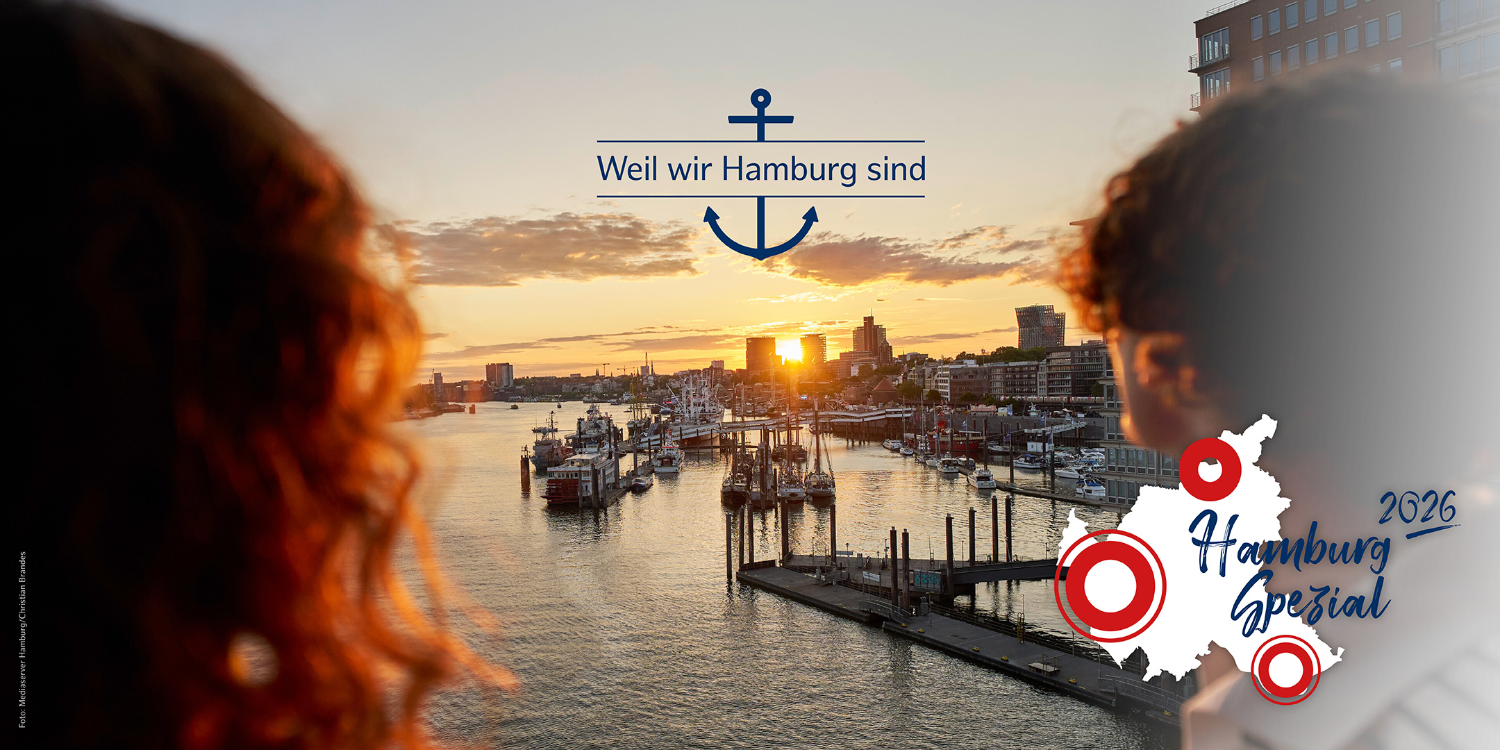 Eine Gruppe Menschen steht auf dem Balkon der Elbphilharmonie und schaut auf den Hafen.
